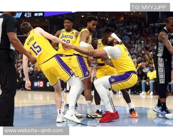 尼克斯与爵士激战正酣球迷期待精彩对决与绝妙表现